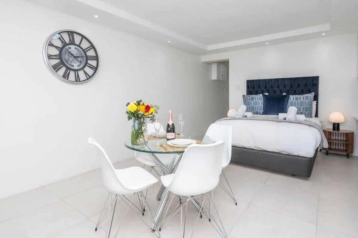 Awe-Inspiring Ocean-Views Apt No Load-Shedding Cape Town Apartment