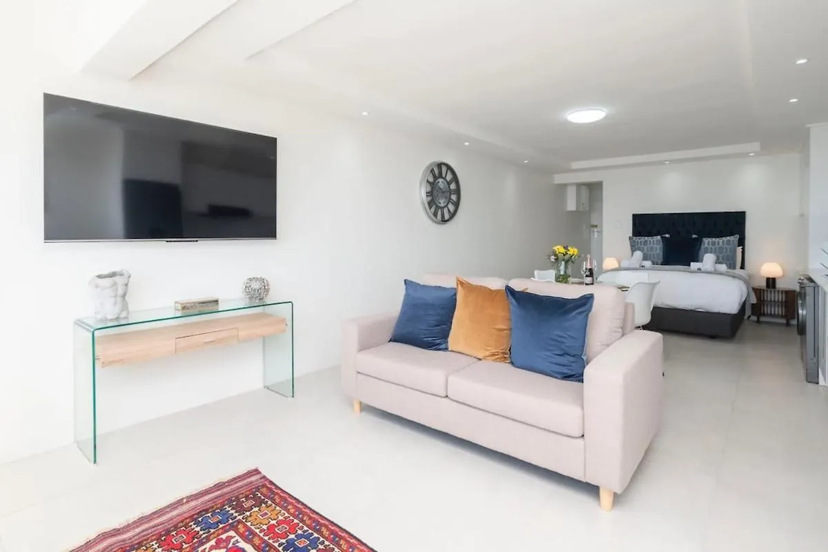 Awe-Inspiring Ocean-Views Apt No Load-Shedding Cape Town Apartment